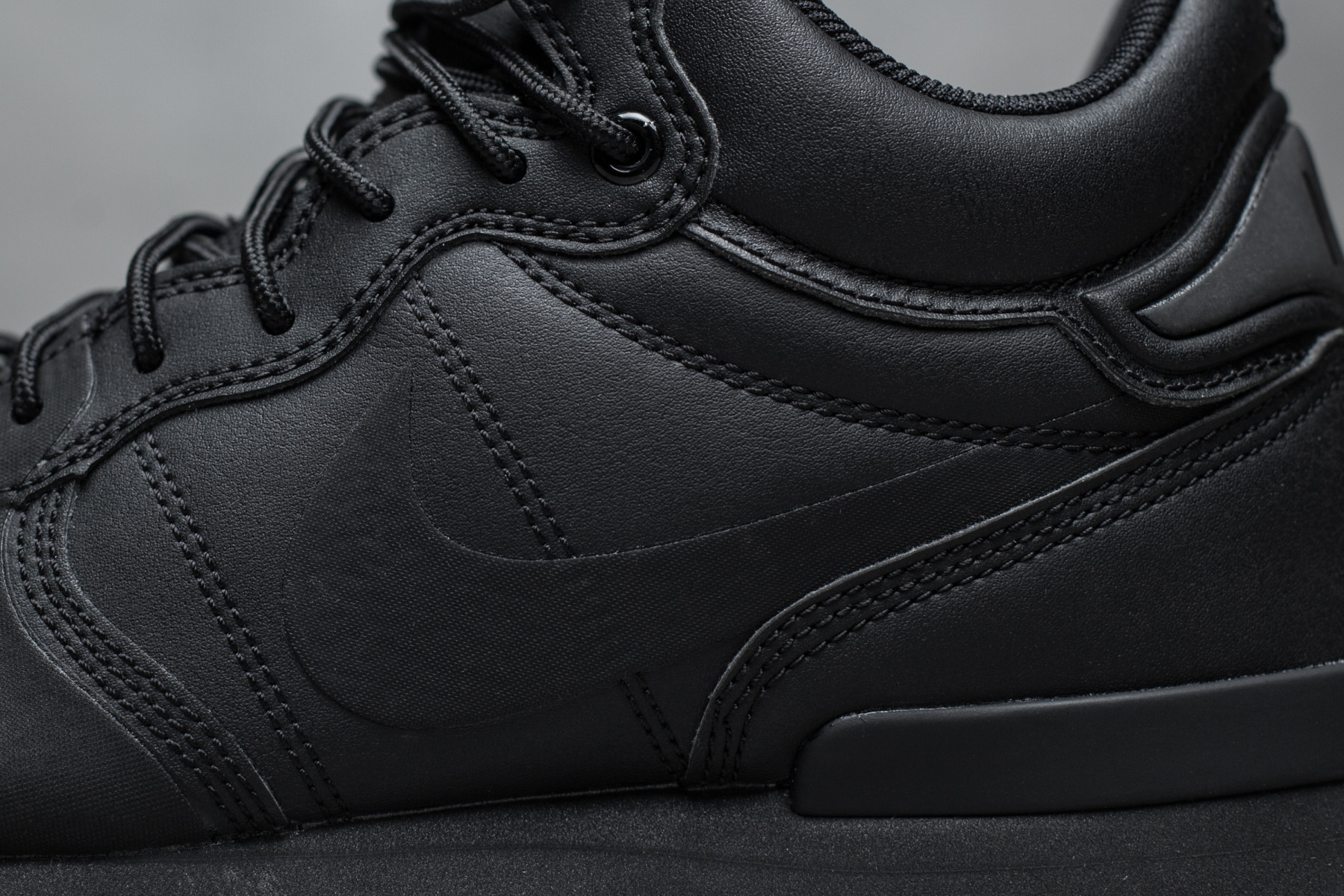 nike internationalist utility black