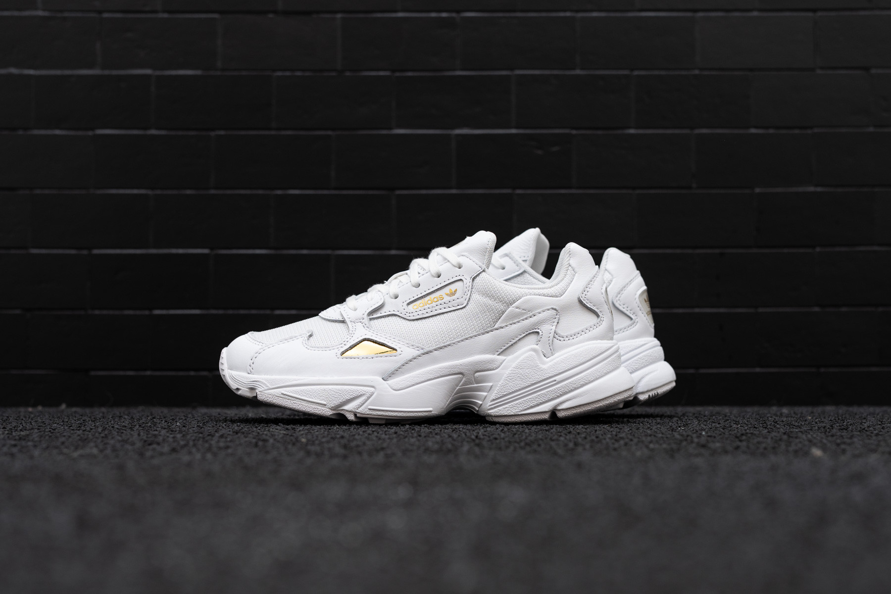 W Adidas Falcon