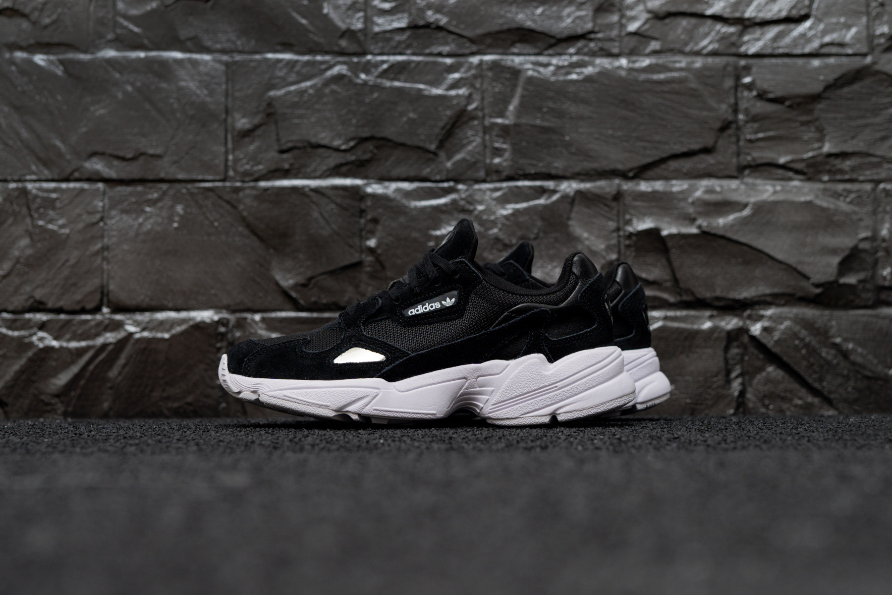 W Adidas Falcon
